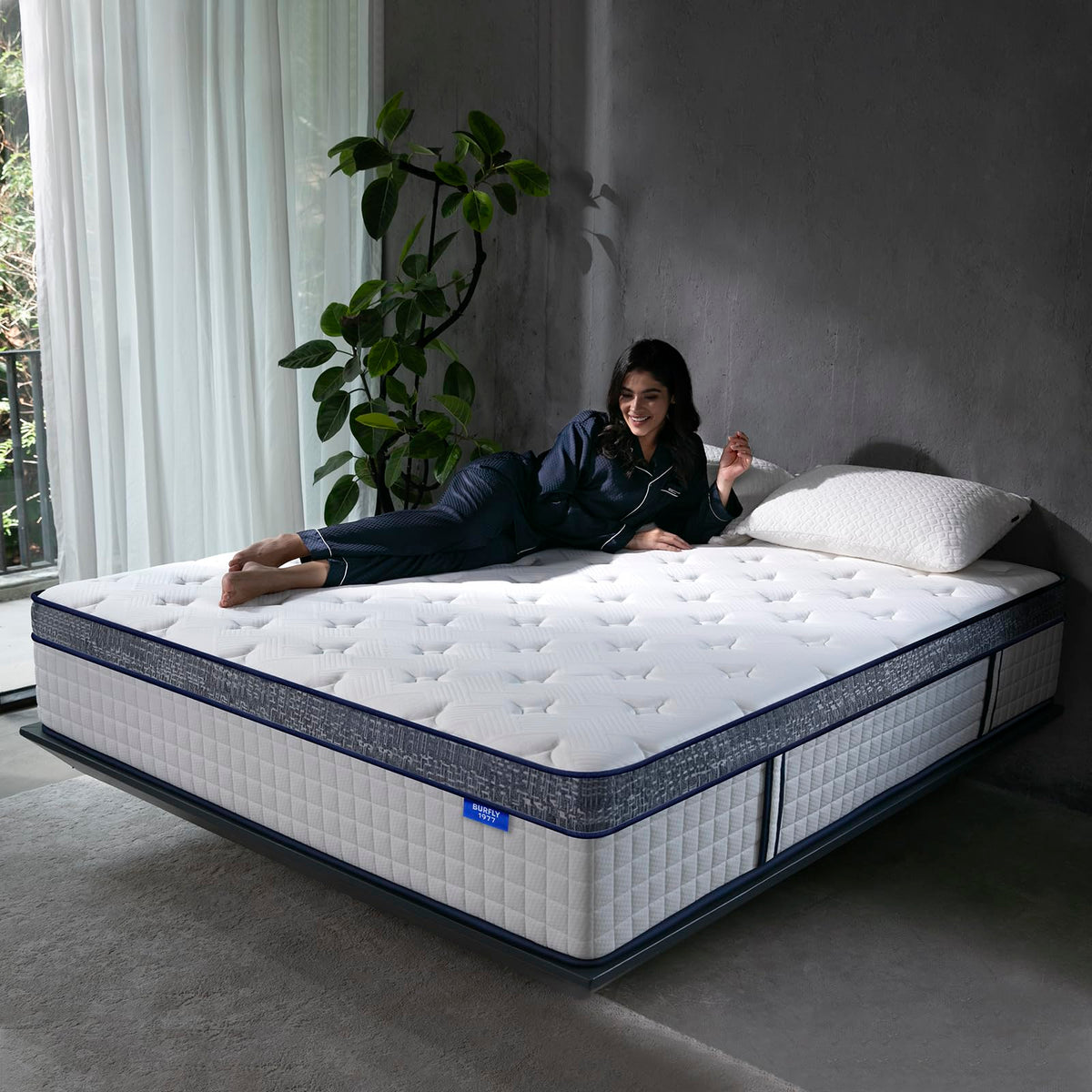 Queen Size 12 Inch Hybrid Memory Foam Mattress S885390